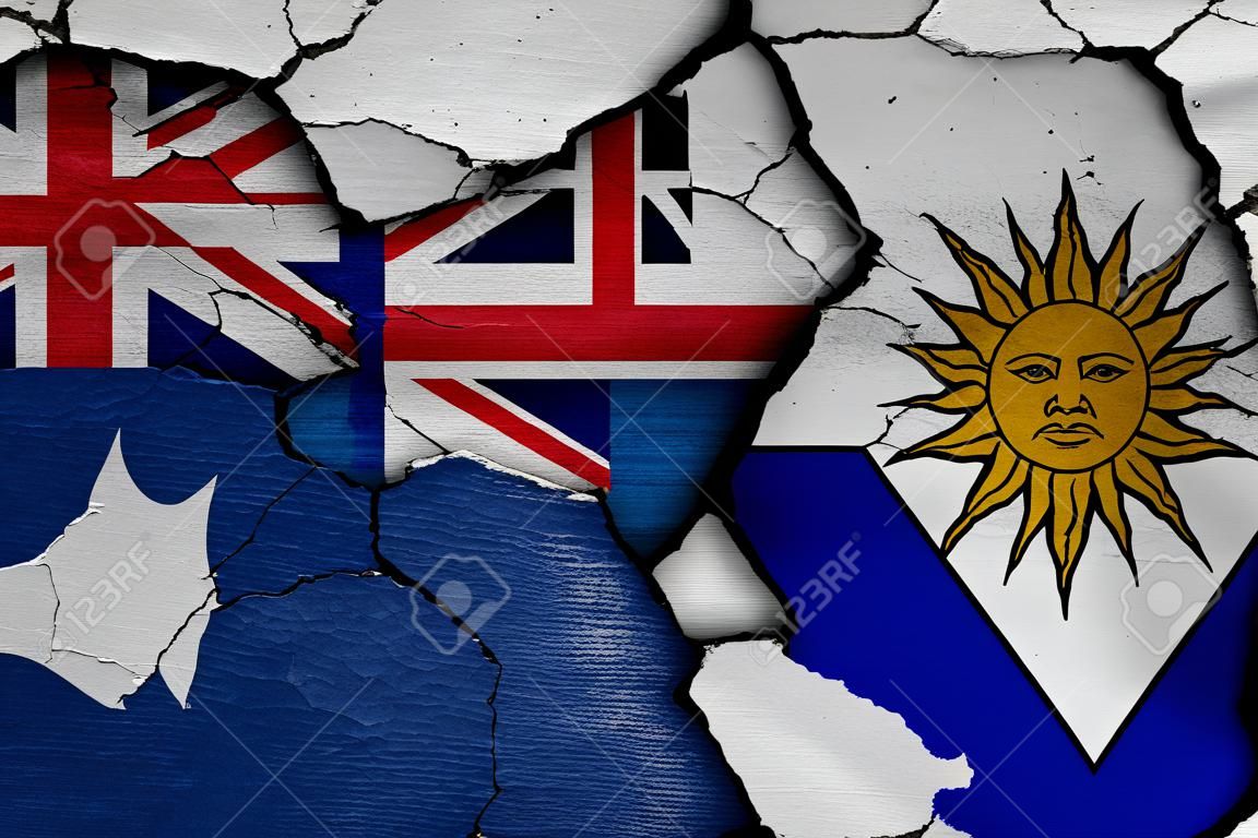 Drapeaux de l'Australie et de l'Uruguay peints sur un mur fissuré