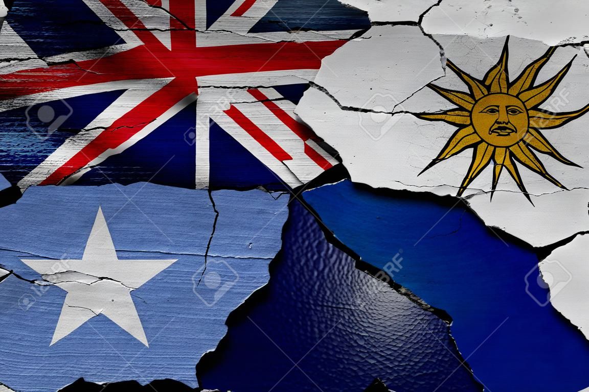 Drapeaux de l'Australie et de l'Uruguay peints sur un mur fissuré