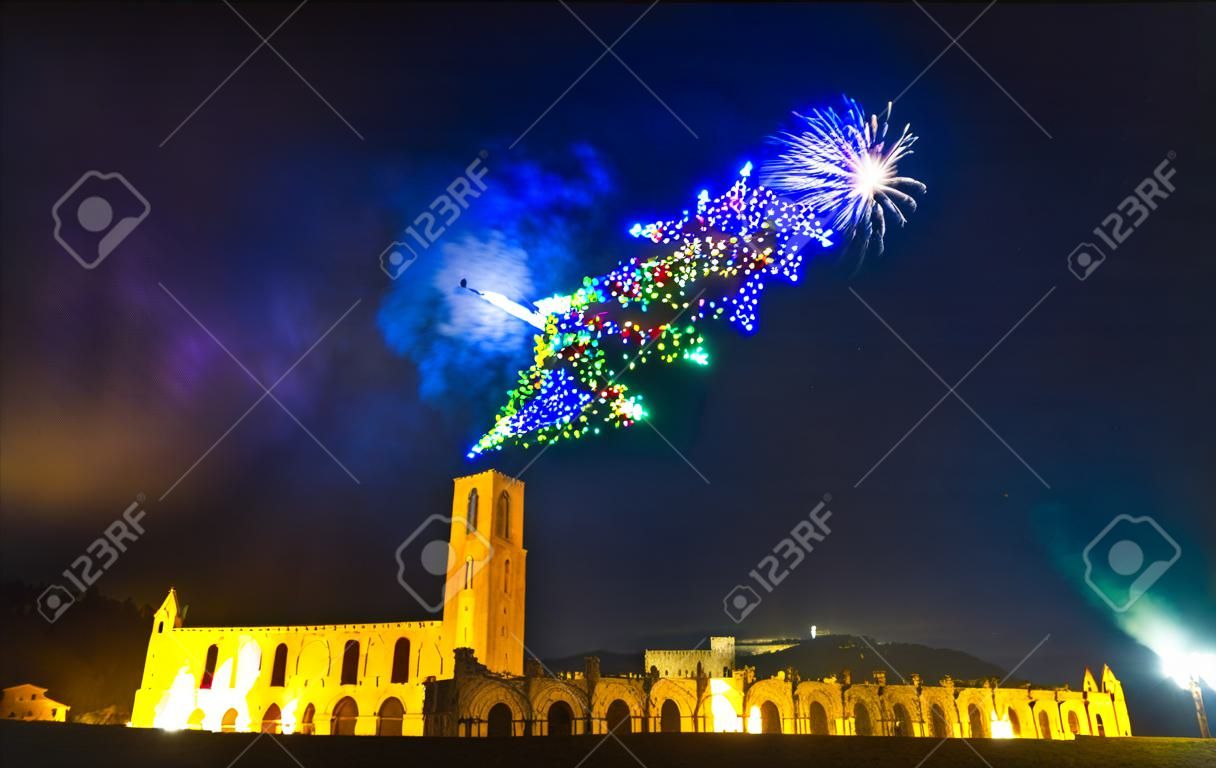 Tutta la città celebra il nuovo anno o qualsiasi evento nazionale con fantastici fuochi d'artificio blu. Foto del famoso albero di Natale di Gubbio città in Umbria, Italia.