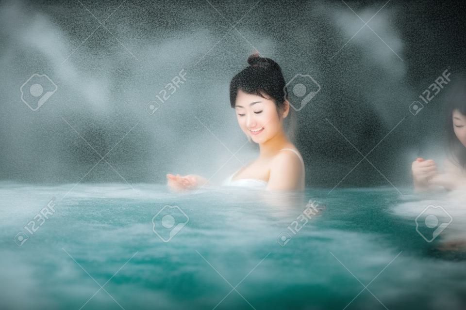 일본 스타일에 목욕 예쁜 여자는 온천 온천