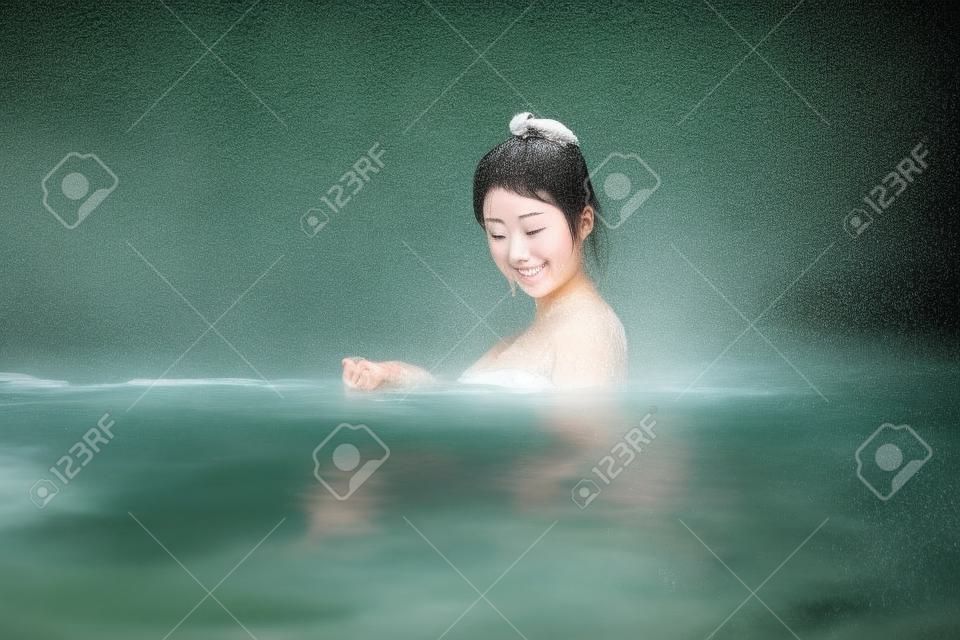 일본 스타일에 목욕 예쁜 여자는 온천 온천