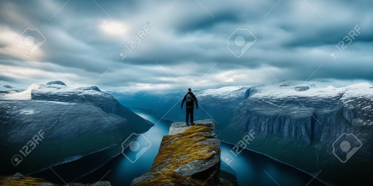 Viajante da vida no limite nas montanhas do penhasco sobre o fiorde desfrutando da paisagem da Noruega viagens estilo de vida sucesso motivação conceito aventura férias ativas ao ar livre