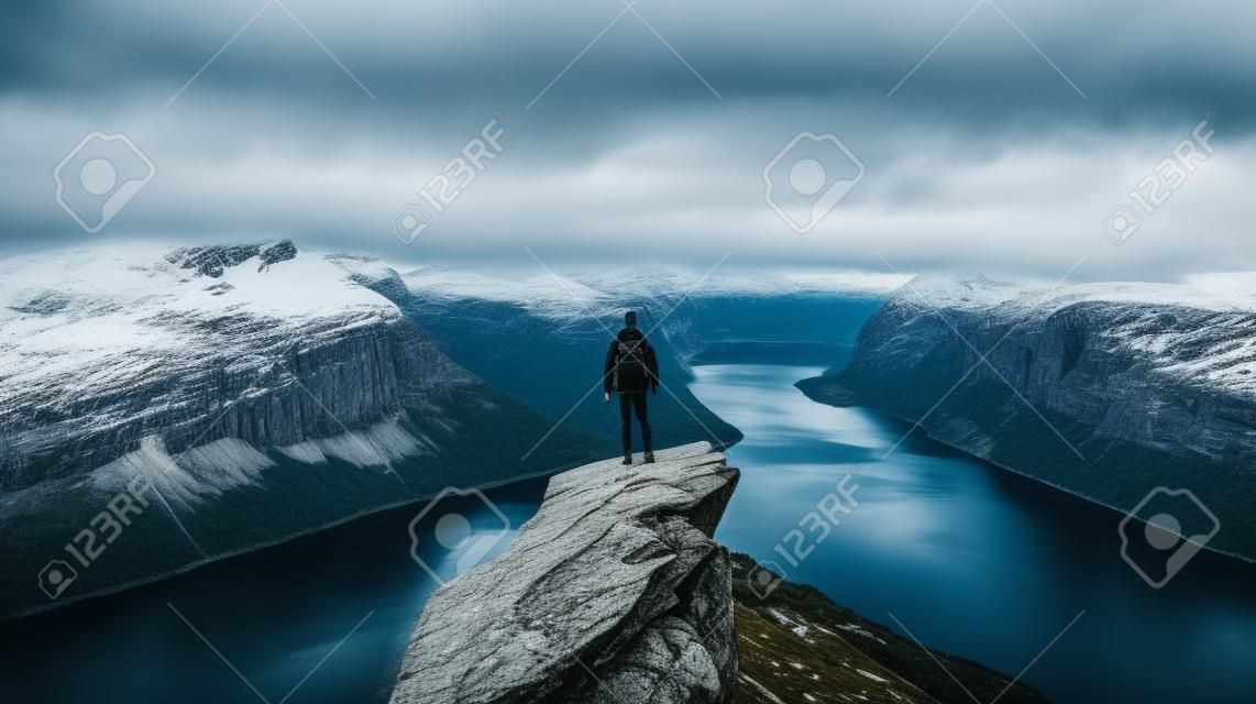 La vie au bord du voyageur sur les montagnes des falaises au-dessus du fjord profitant du paysage norvégien voyage style de vie succès motivation concept aventure vacances actives en plein air