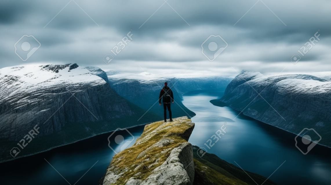 La vie au bord du voyageur sur les montagnes des falaises au-dessus du fjord profitant du paysage norvégien voyage style de vie succès motivation concept aventure vacances actives en plein air