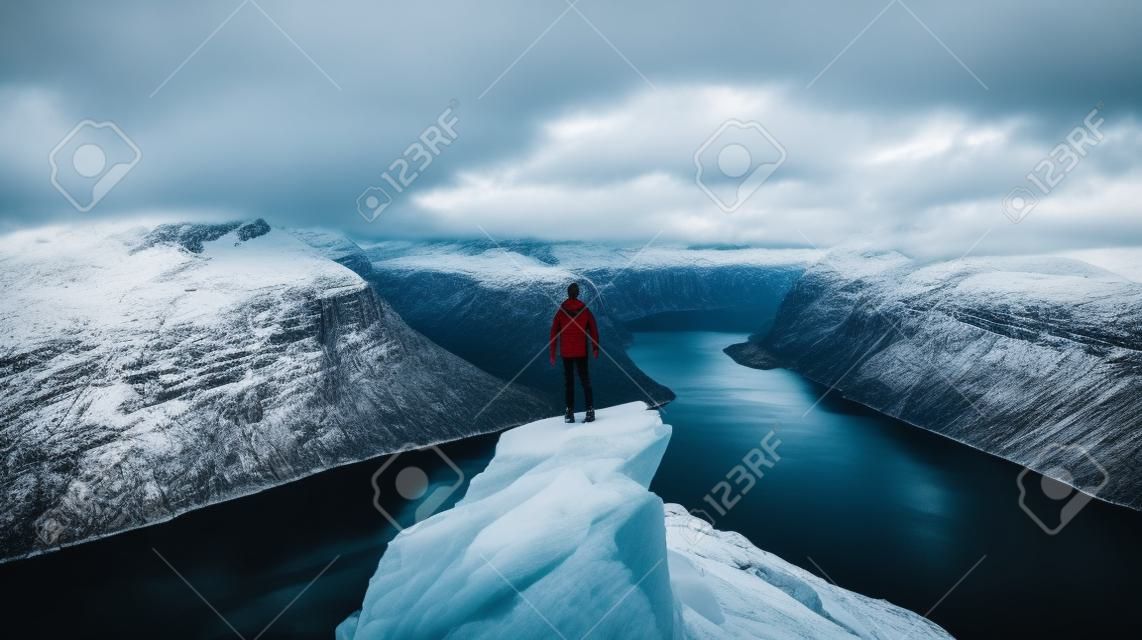Życie na krawędzi Podróżnik w górach klifowych nad fiordem cieszący się krajobrazem Norwegii, podróżami, stylem życia, sukcesem, motywacją, koncepcją, przygodą, aktywnymi wakacjami na świeżym powietrzu