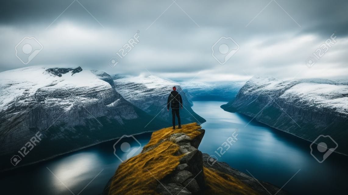 Viajante da vida no limite nas montanhas do penhasco sobre o fiorde desfrutando da paisagem da Noruega viagens estilo de vida sucesso motivação conceito aventura férias ativas ao ar livre