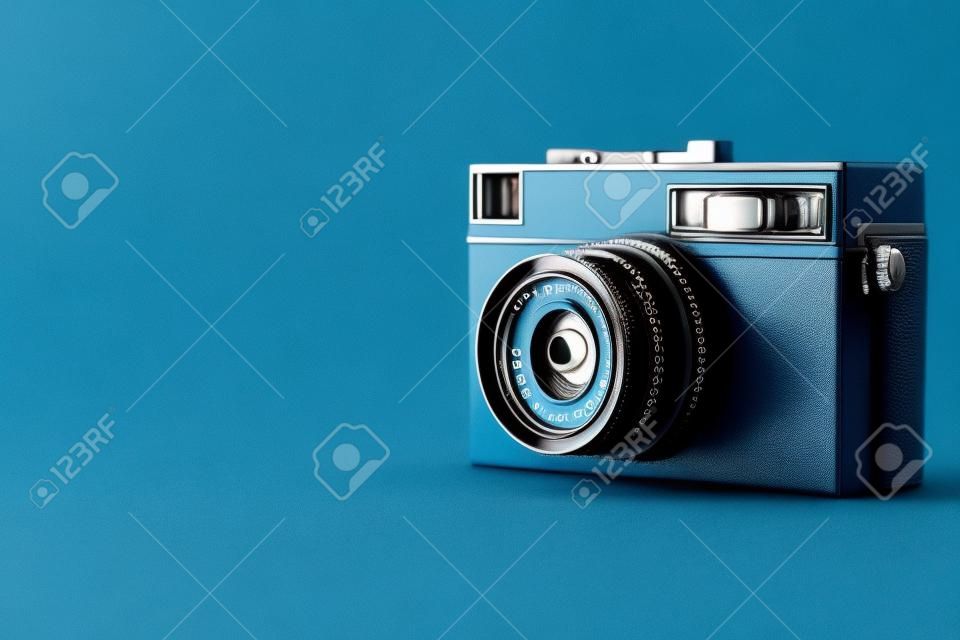 Oude rangefinder vintage camera op blauwe achtergrond