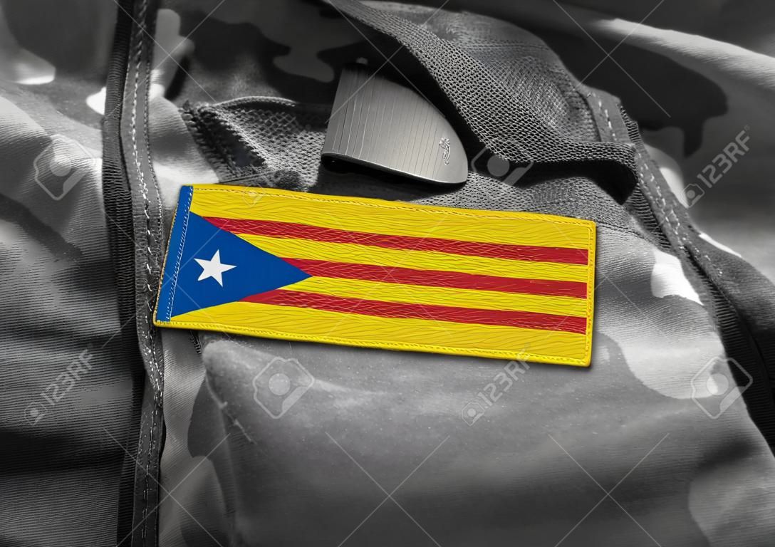 군복에 카탈로니아 (Estelada Blava)의 국기. Estelada Blava 깃발은 일반적으로 카탈루냐 독립 지지자들이 휘날리는 비공식 깃발입니다. 콜라주.