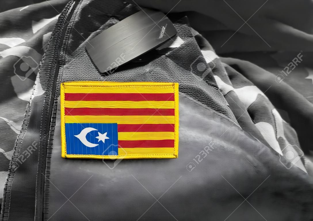 군복에 카탈로니아 (Estelada Blava)의 국기. Estelada Blava 깃발은 일반적으로 카탈루냐 독립 지지자들이 휘날리는 비공식 깃발입니다. 콜라주.