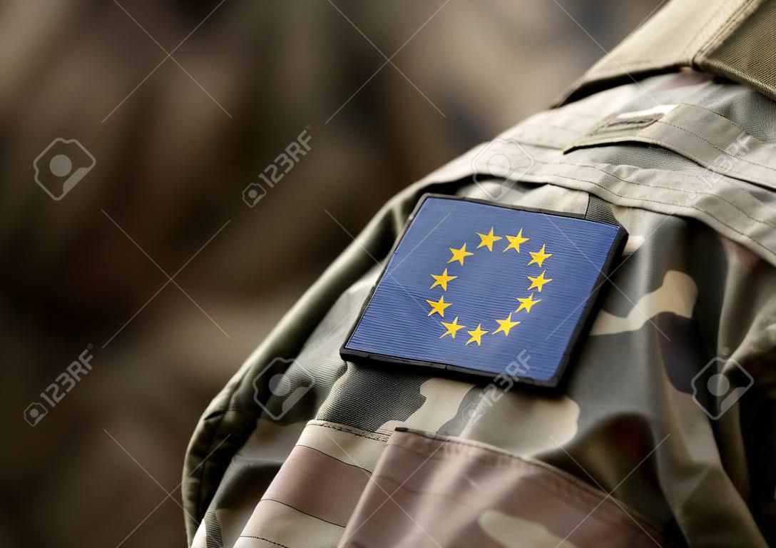 Le drapeau de l'Europe sur l'uniforme militaire. Collage.