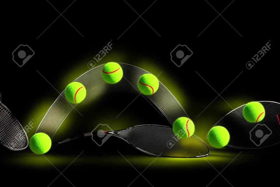 黒の背景に隔離テニスボールの動きやバウンス。