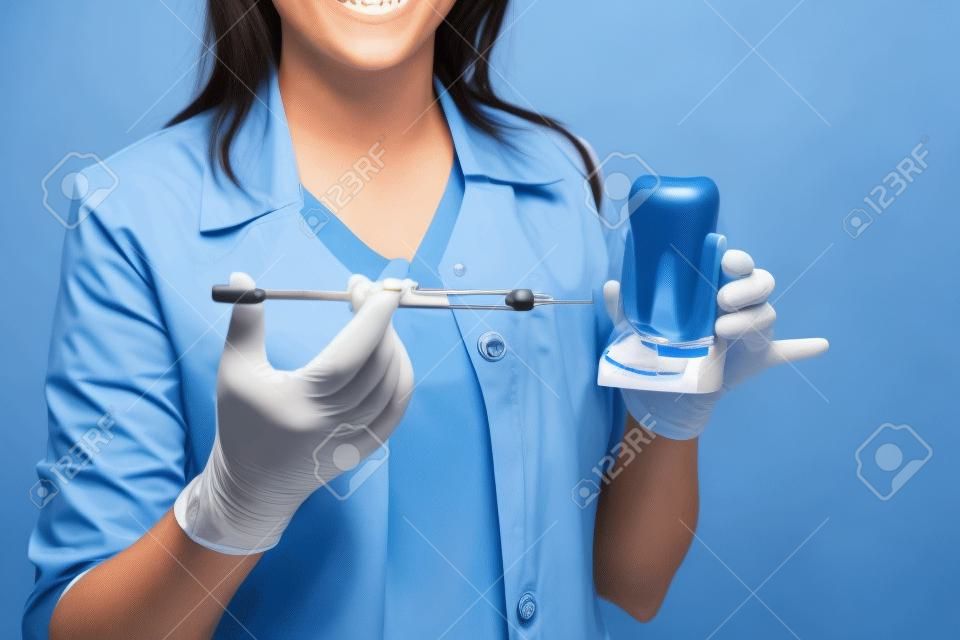 Zahnarzt, der die Anästhesie am Zahnmodell zeigt.