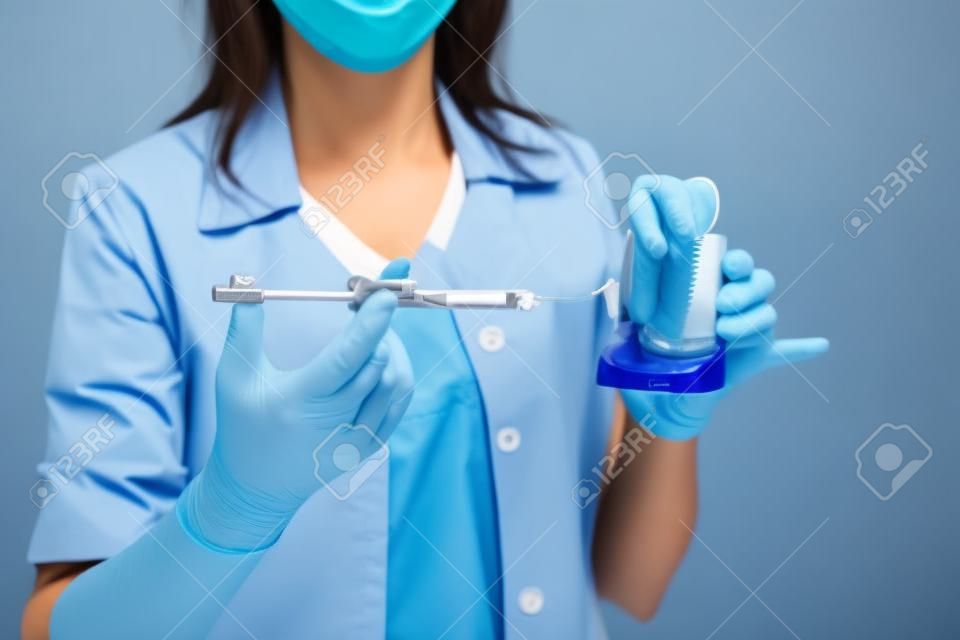 Zahnarzt, der die Anästhesie am Zahnmodell zeigt.