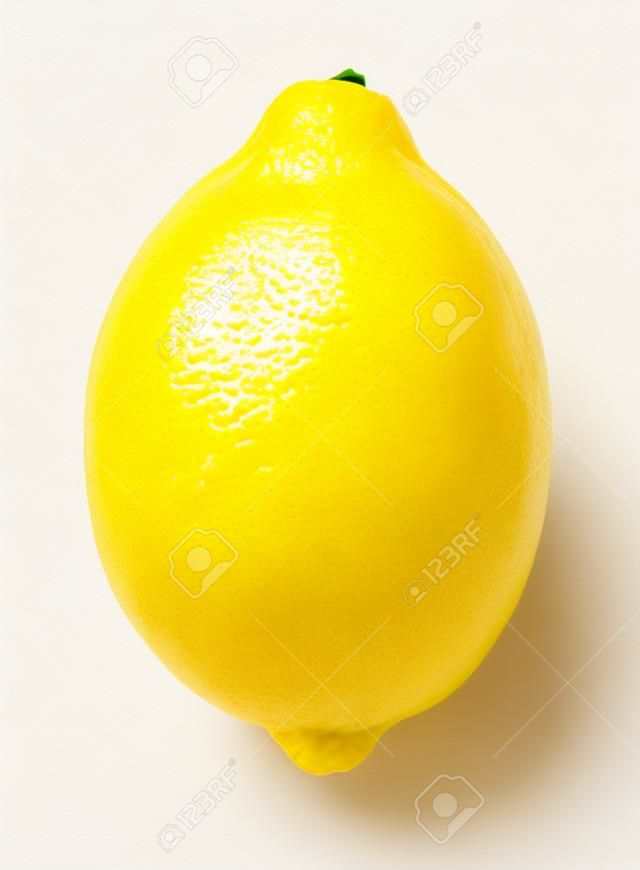 Reife Zitrone auf einem weißen Hintergrund.