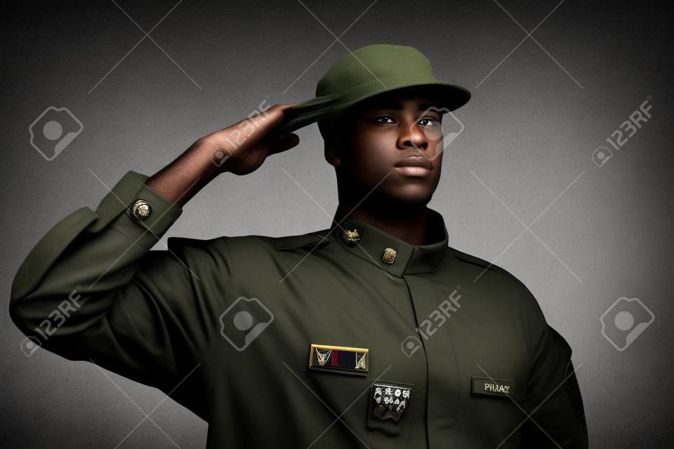Militar negro joven que saluda horizontal