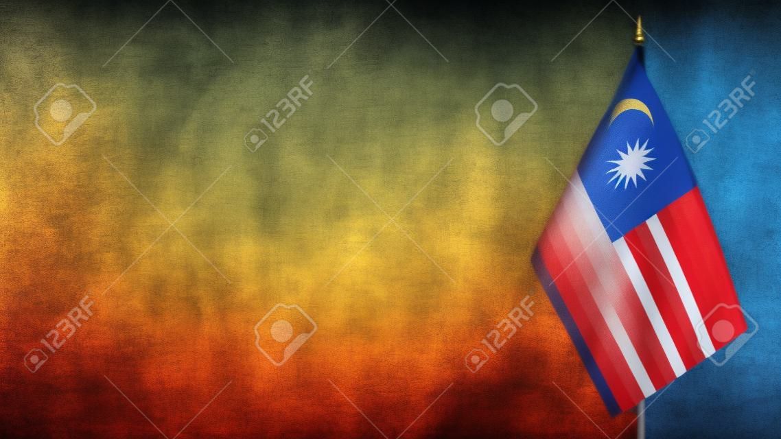Piccole bandiere della malesia su uno sfondo sfocato astratto.