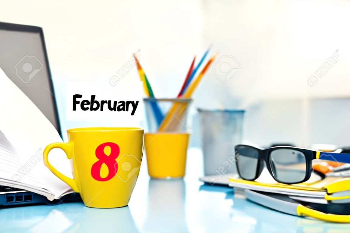 8. Februar. Tag 8 des Monats, Kalender auf Finanzberater Arbeitsplatz Hintergrund. Winterzeit. Leerer Platz für Text.