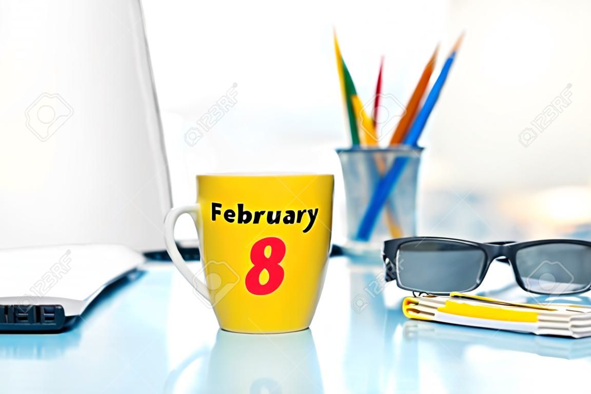 8. Februar. Tag 8 des Monats, Kalender auf Finanzberater Arbeitsplatz Hintergrund. Winterzeit. Leerer Platz für Text.