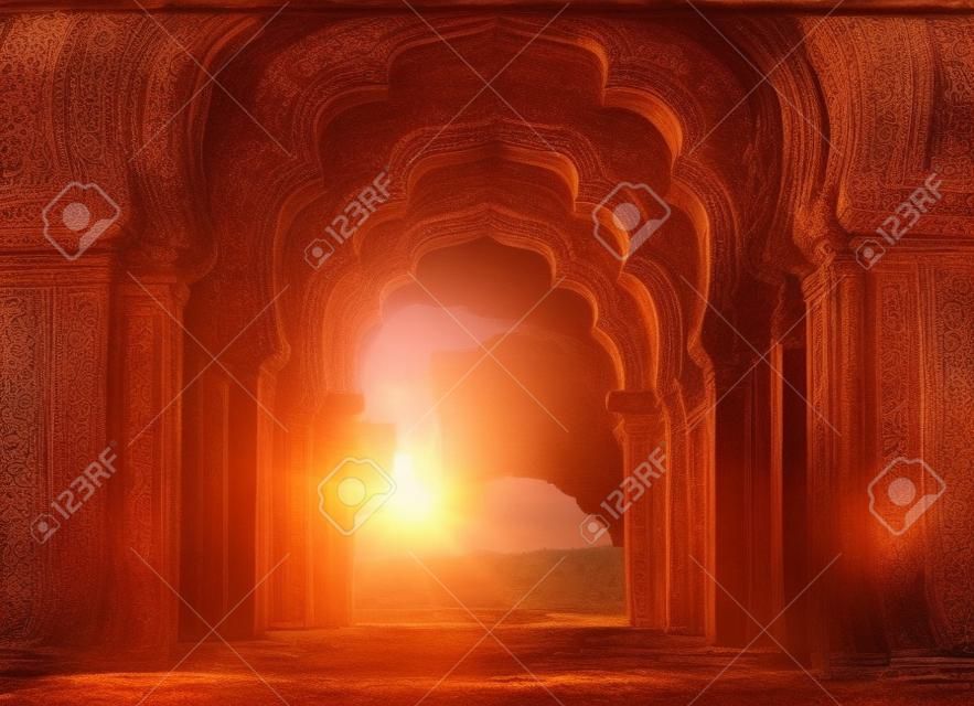 在日落在印度古代寺廟的老拱毀