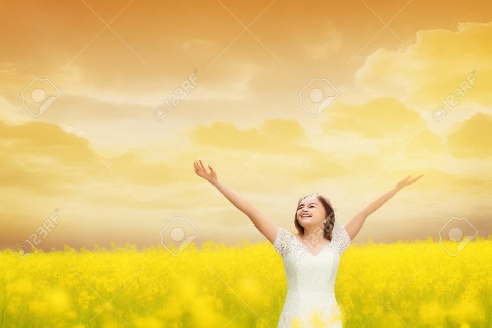 Jovem mulher no campo com flores amarelas