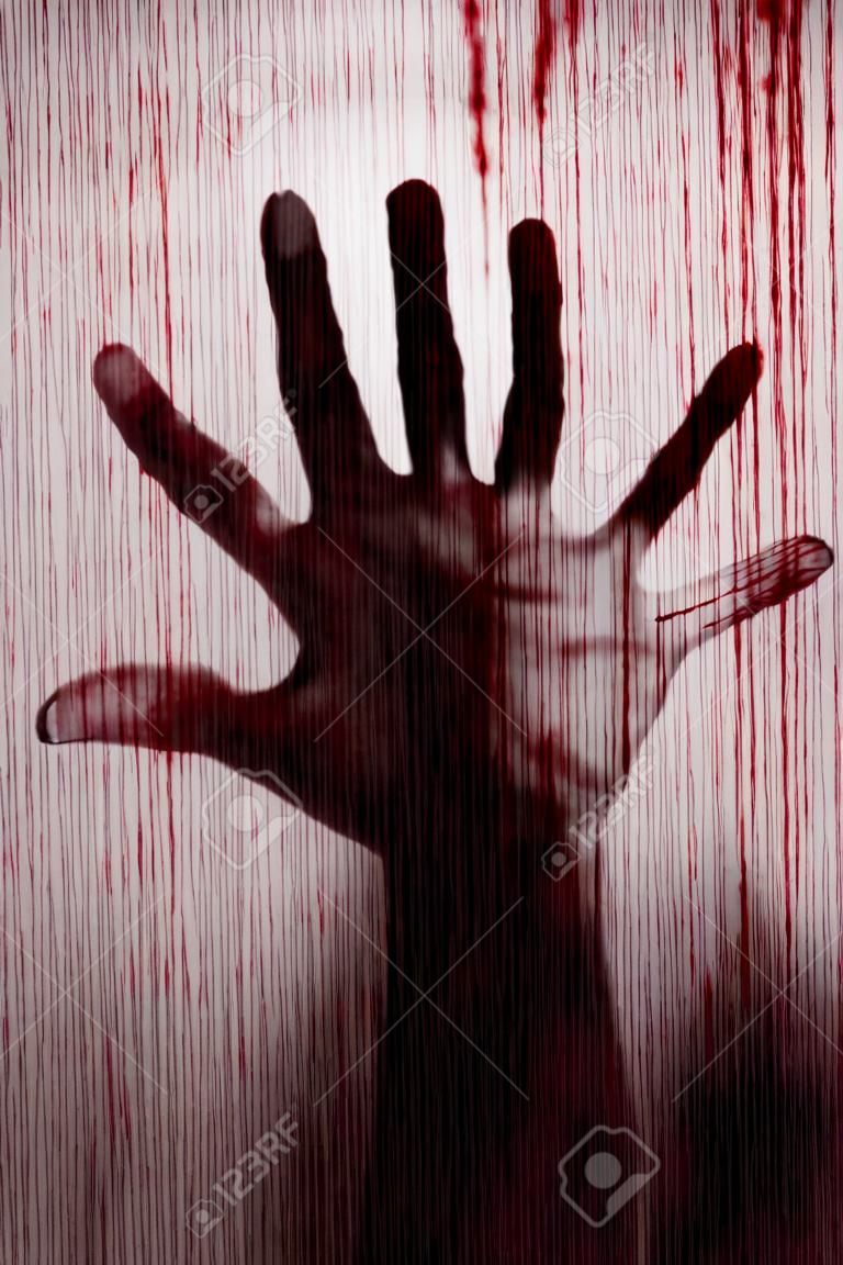 Blurry moordenaar hand achter mat glas met bloed vlekken moord concept