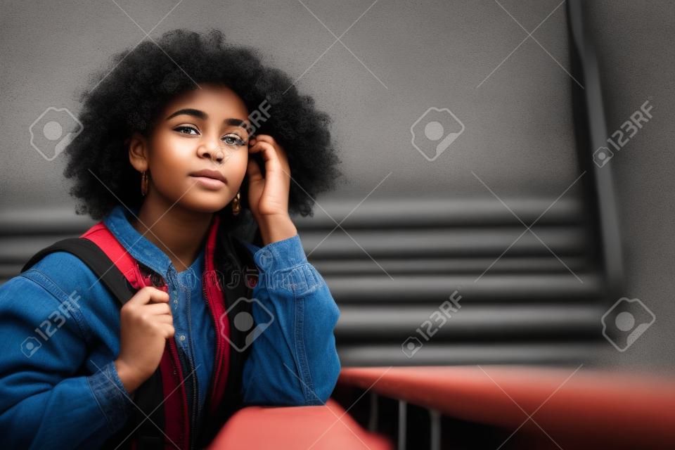 retrato afro menina na rua