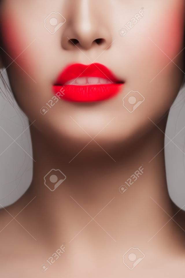 desaturate retrato de mujer de color con el rojo clásico japonés que en sus labios