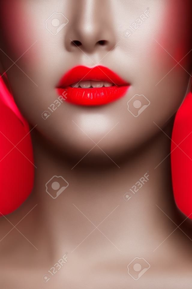 不飽和的彩色肖像的女人與經典的紅色日本彌補在她的嘴唇上