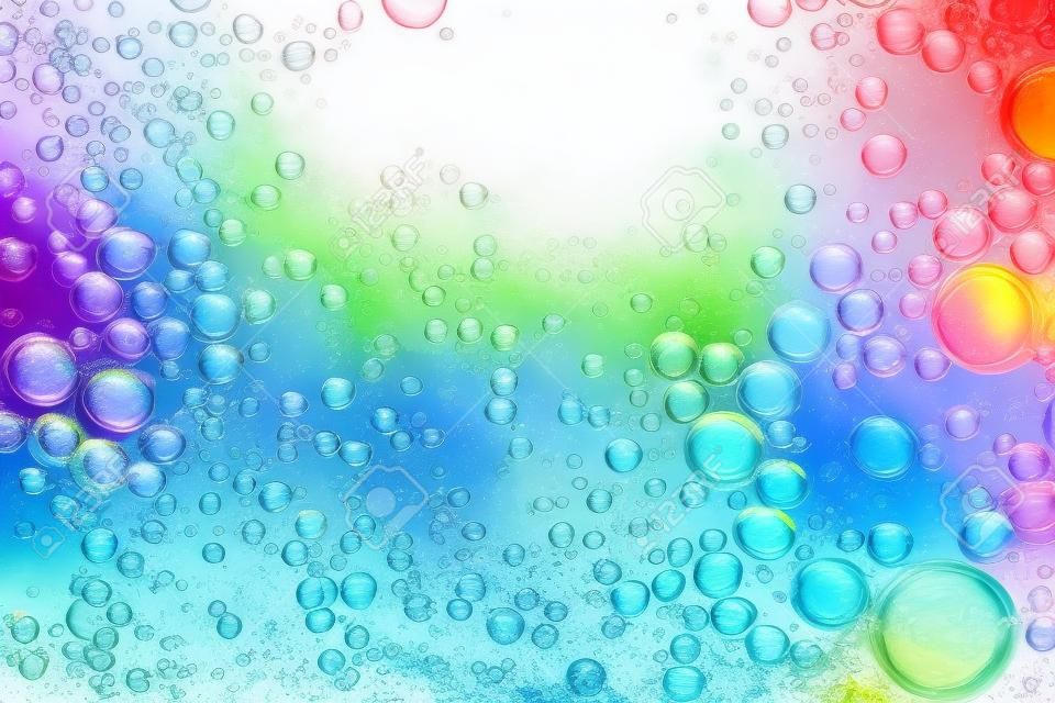 Burbujas de colores de aceite mezclado con agua