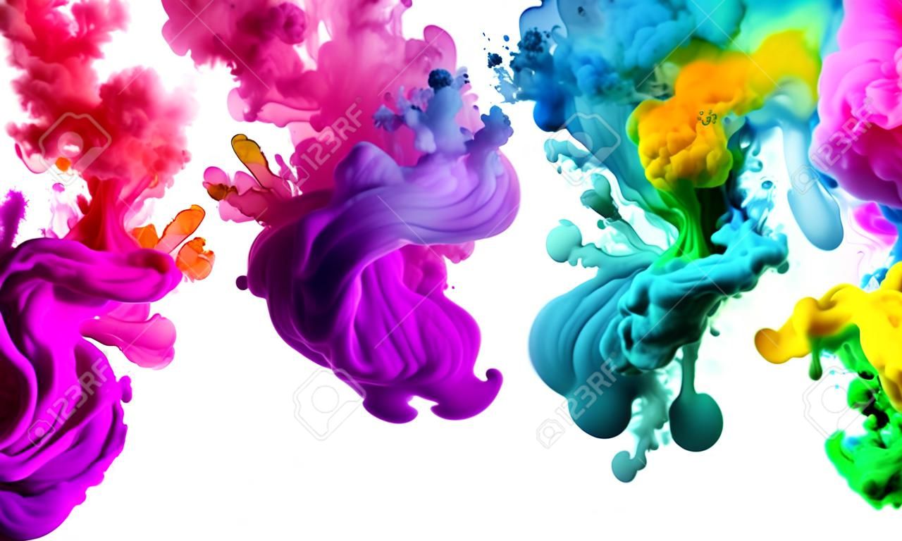 Tinte in Wasser isoliert auf weißem Hintergrund. Farben des Regenbogens