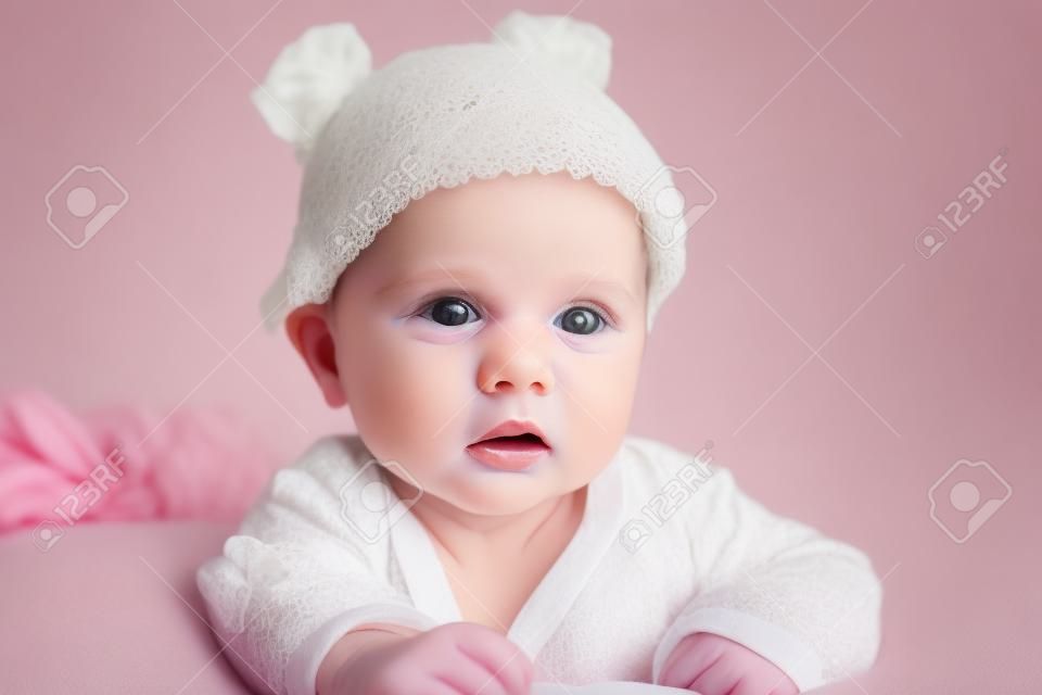 Portret van schattig pasgeboren meisje op het bed.
