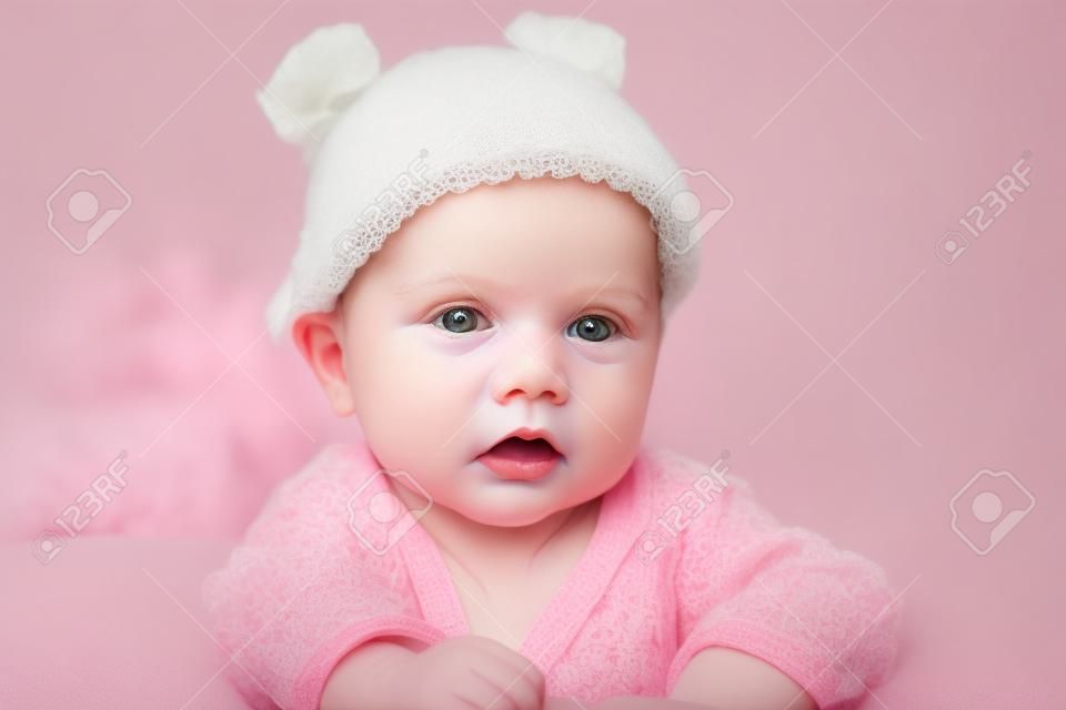 Portret van schattig pasgeboren meisje op het bed.
