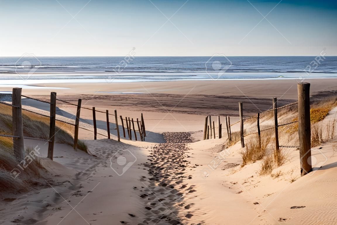 caminho de areia para o mar do Norte no pôr do sol, Países Baixos