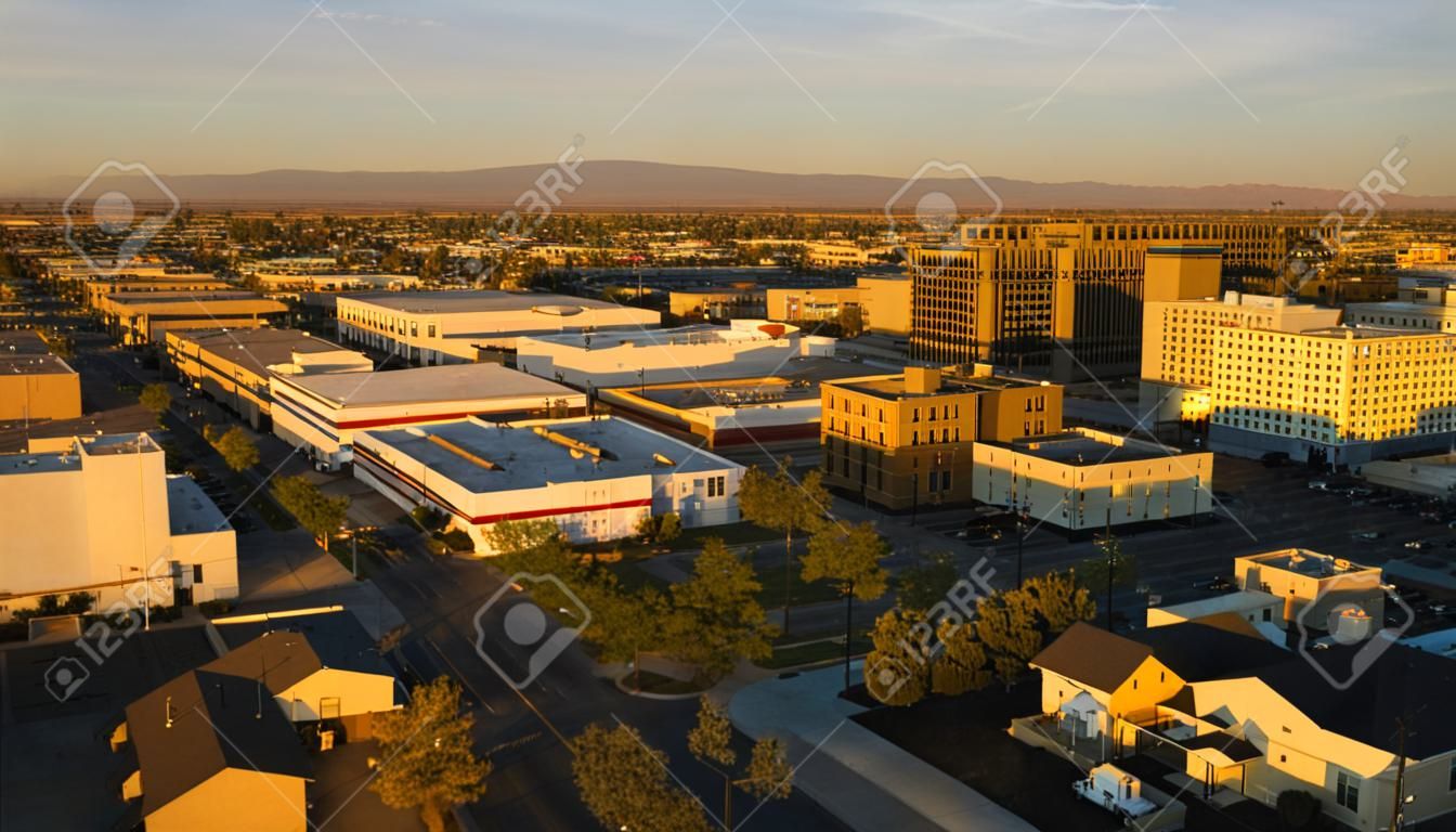 O centro da cidade do sul do centro da cidade de Bakersfield vista aérea iluminada pela luz do final da tarde