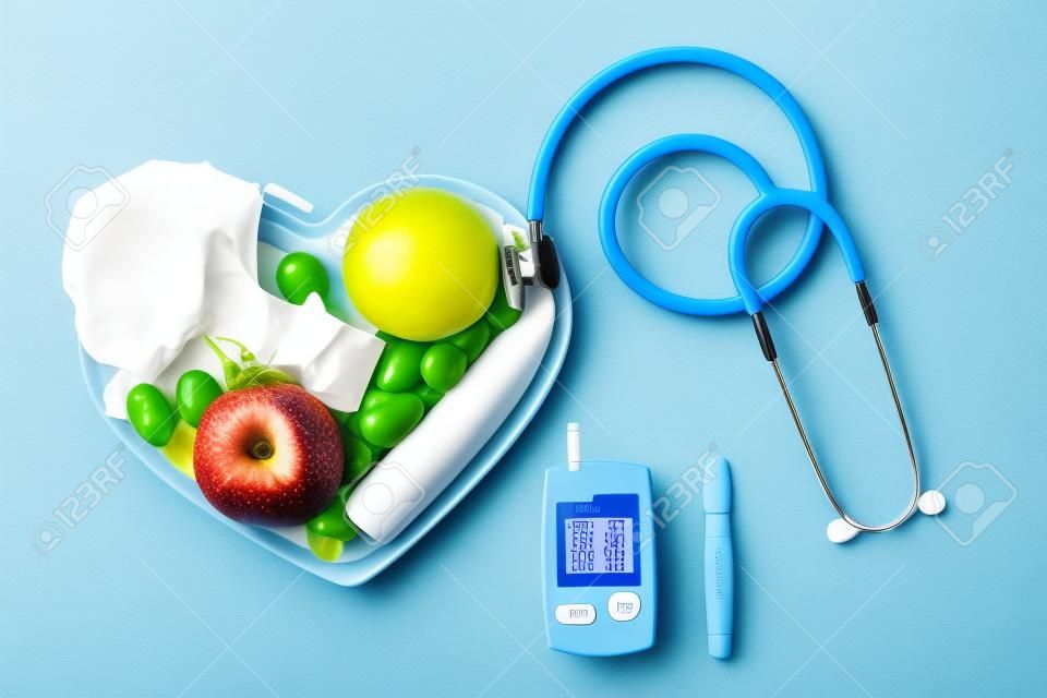糖尿病モニター、糖尿病測定。栄養士の心の皿にきれいな果物を使った世界糖尿病デーのコンセプト。健康食品またはクリーンフードの概念。