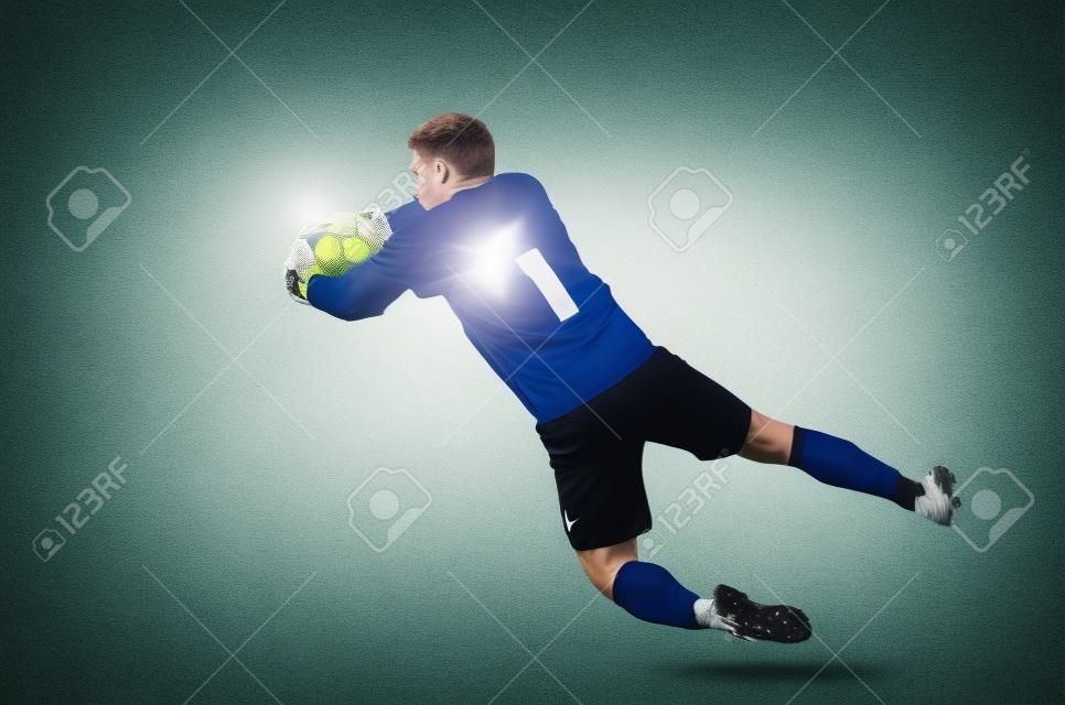 Fußball-Torwart fängt einen Ball, isoliert auf weißem Hintergrund