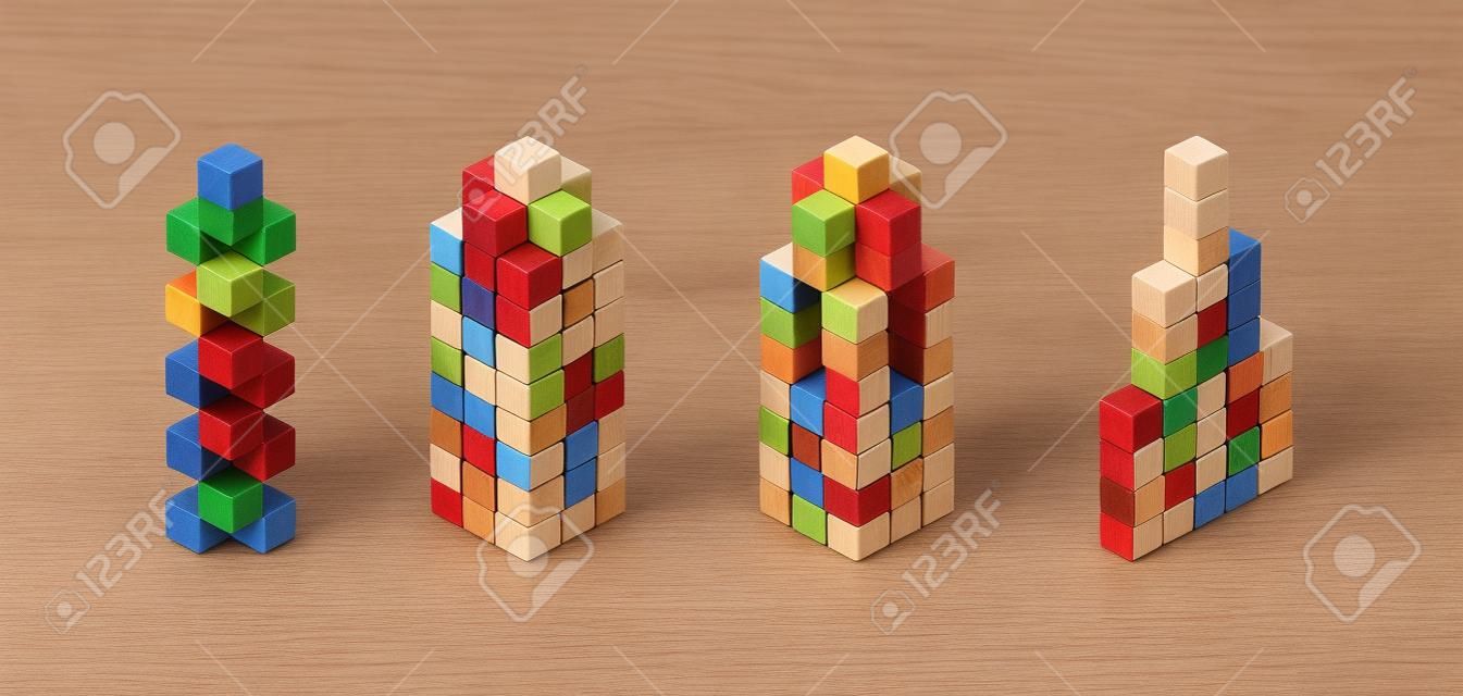 cubes en bois isométriques pour l'apprentissage des enfants, cubes de bois de tour échantillon différents isolés sur blanc, bois de cubes 3d pour le comptage logique des enfants d'âge préscolaire, bloc carré en bois pour jeu mathématique enfant