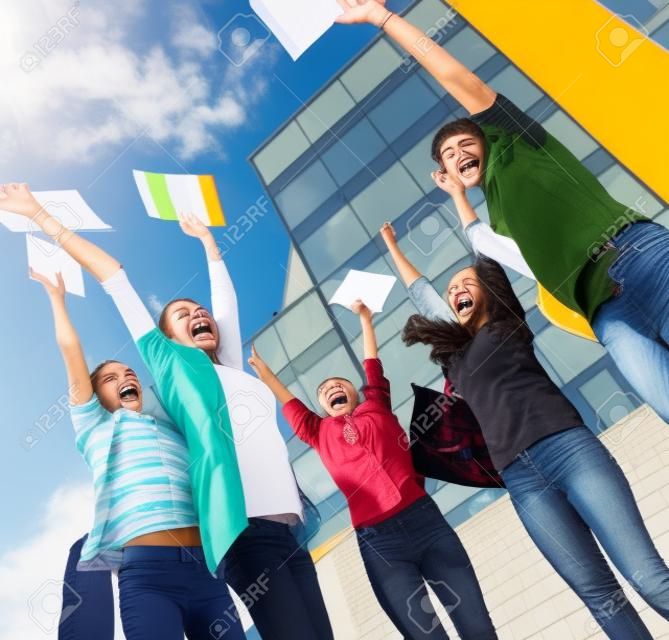 Gelukkige studenten springen van vreugde na het examen