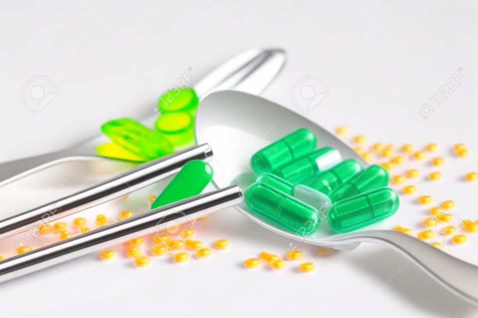 Medizinpillen, Tabletten und Kapseln auf weißem Teller für Patienten.