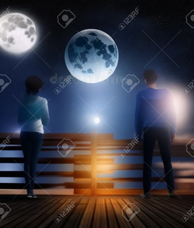 Odległość między nami, mężczyzną i kobietą na drewnianym moście w nocy z tłem księżyca, ilustracja 3d