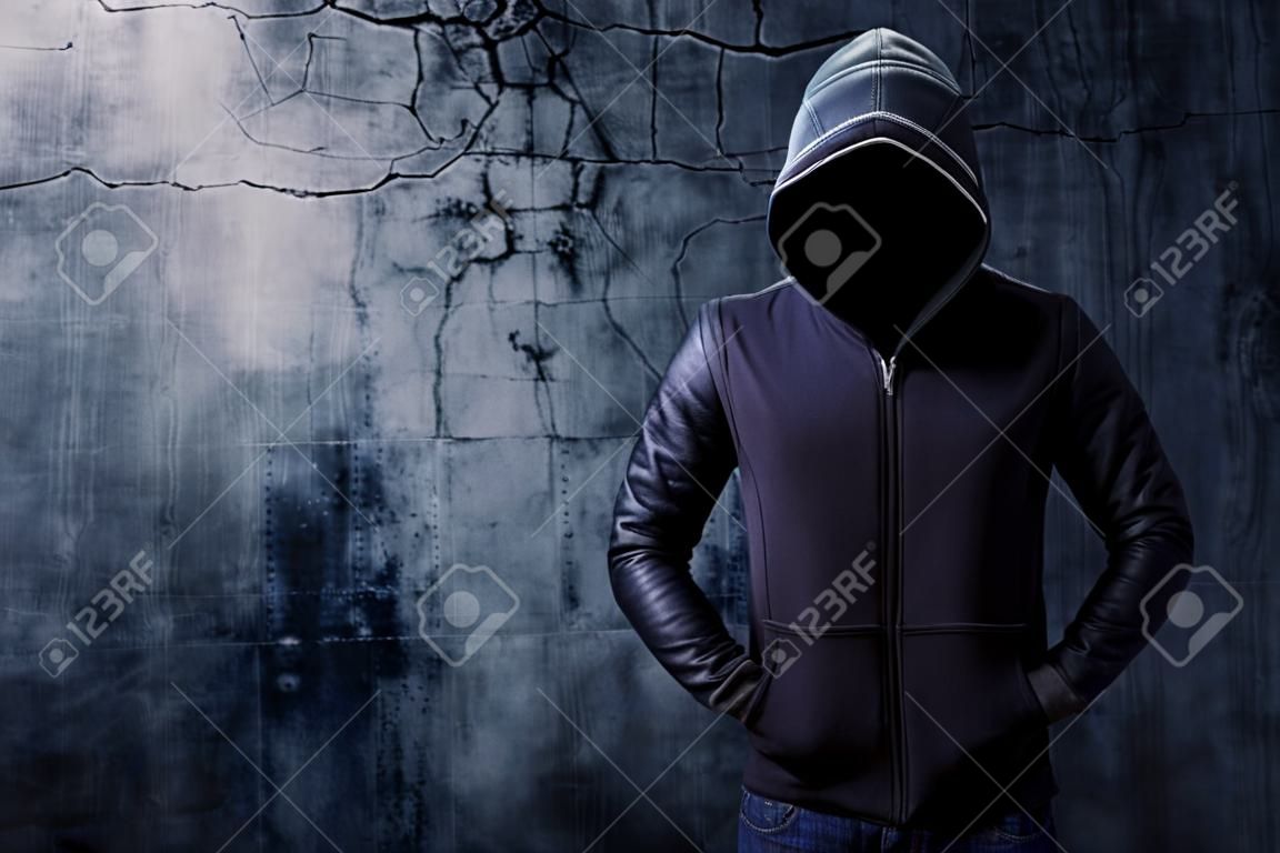 Haker stojący samotnie w ciemnym pokoju. puste miejsce na tekst lub rysowanie