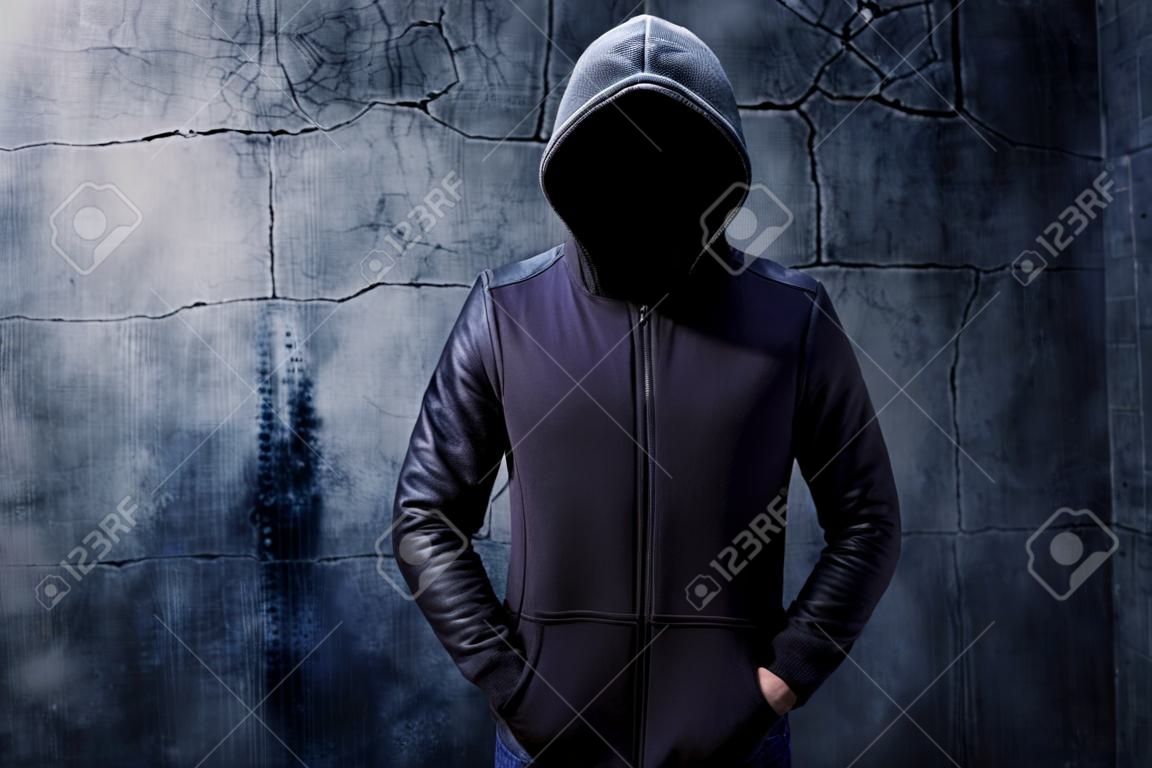 Hacker in piedi da solo in una stanza buia. Spazio vuoto per testo o disegno
