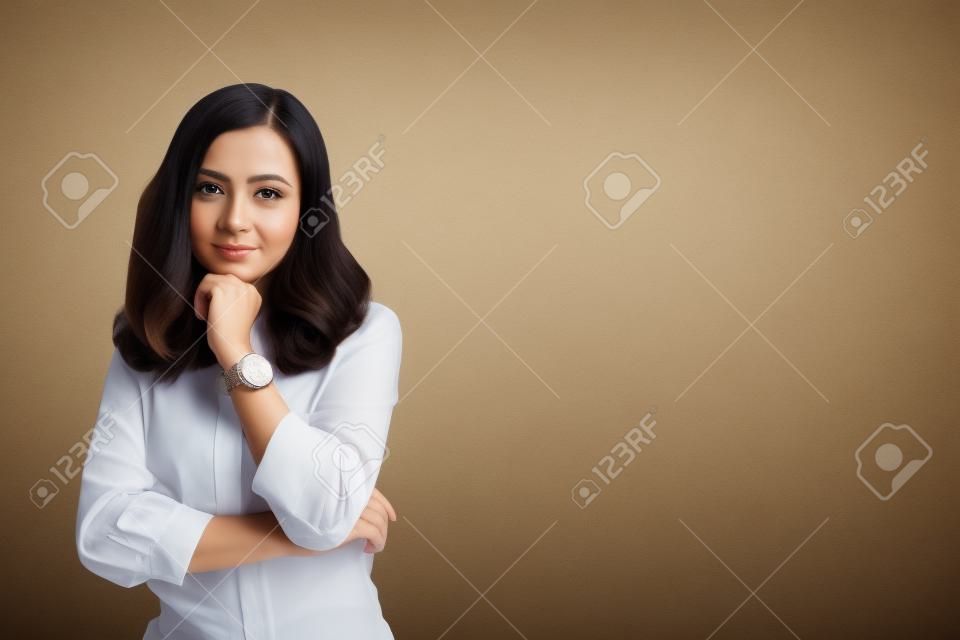 Ritratto di una donna sicura di sé in piedi isolata su sfondo