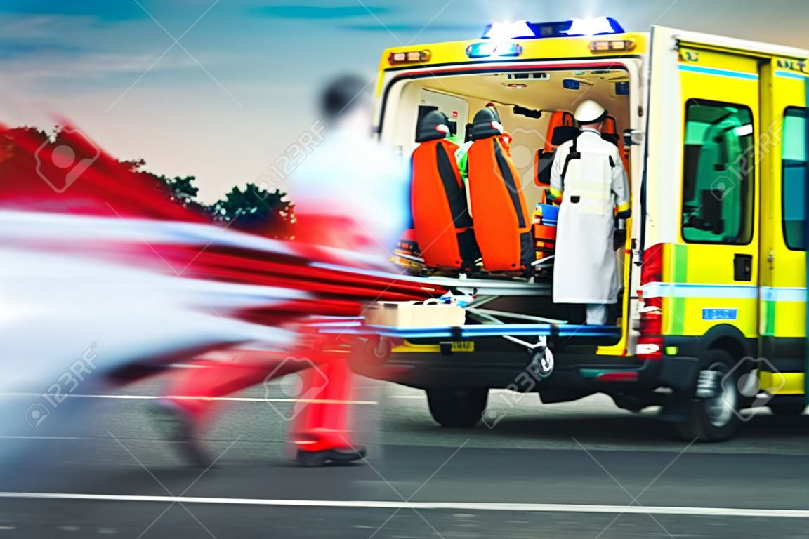 응급 의료 서비스를 제공합니다. 구급대는 구급차 차에 환자와 들것을 당기는.