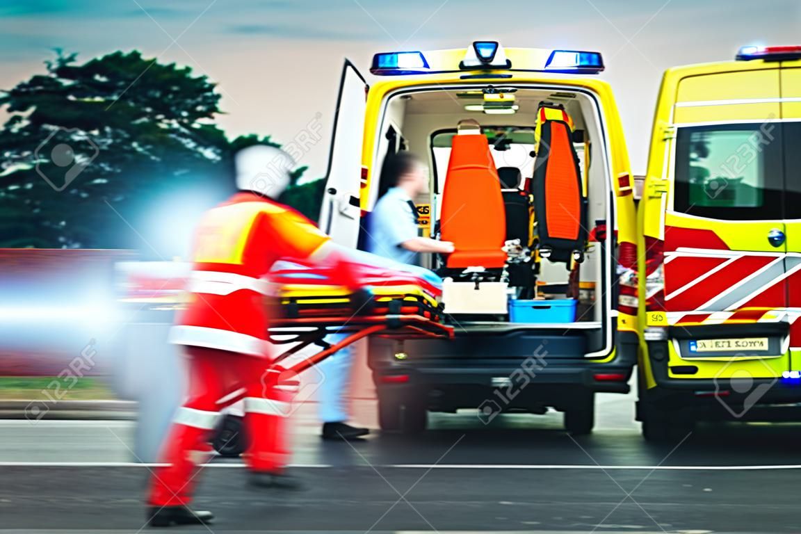 Service médical d'urgence. Paramédic tire civière avec le patient à la voiture d'ambulance.