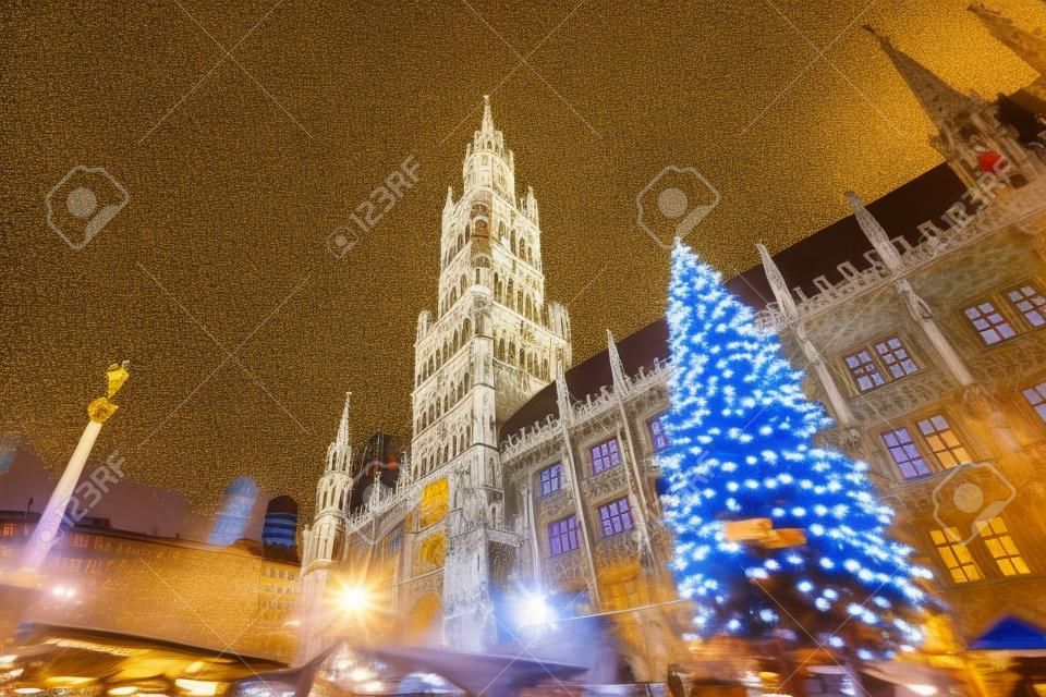 Almanya'nın Münih Noel pazarı ile Marienplatz