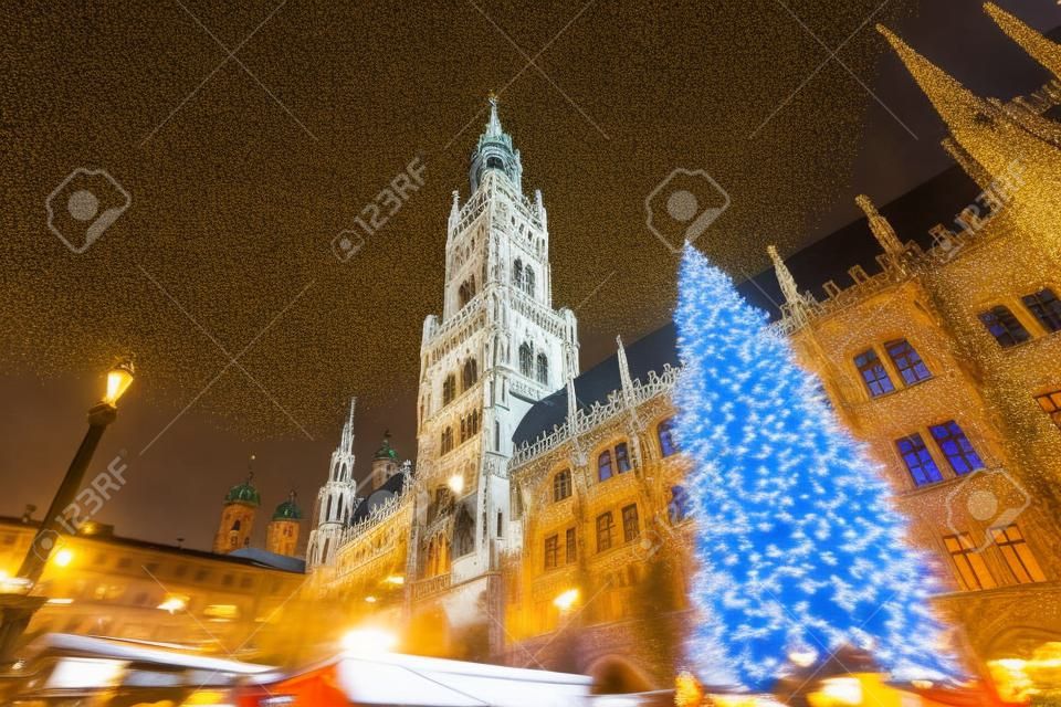 Marienplatz mit dem Weihnachtsmarkt in München, Deutschland