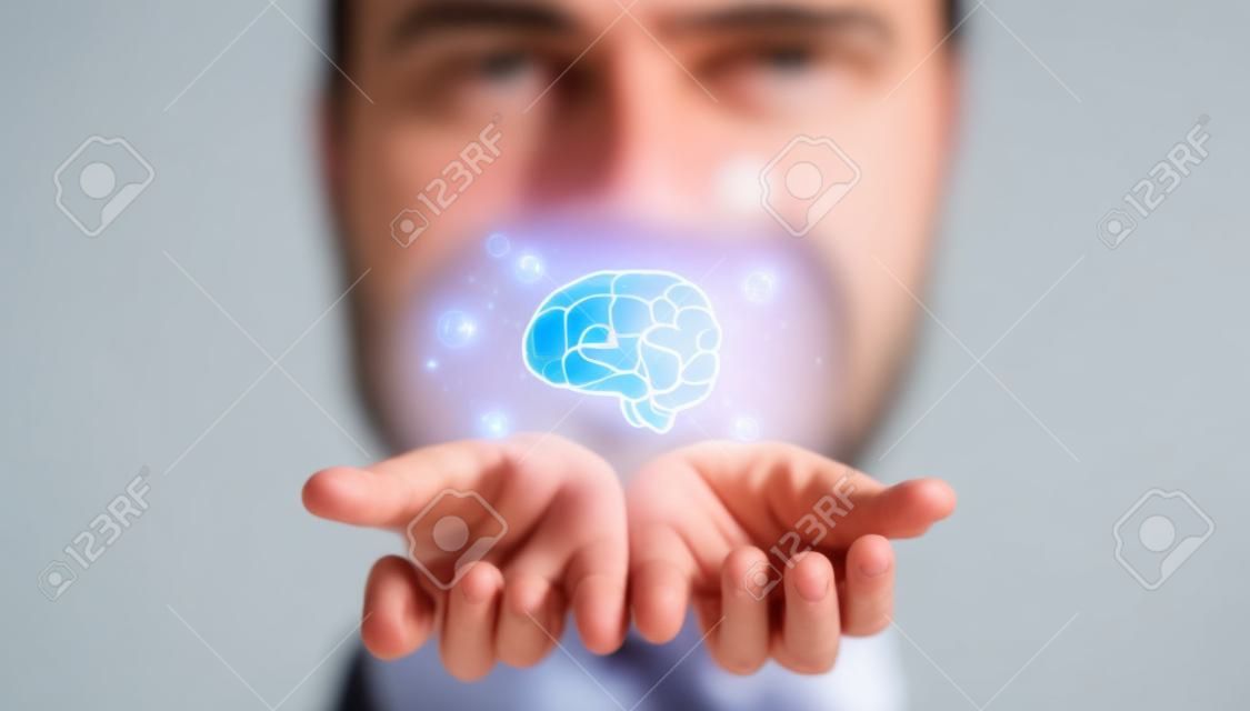 Zakenman met virtuele hersenen icoon voor onderwijs, creatief, denken idee om succes bedrijf op te lossen.