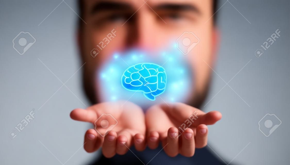 Homme d'affaires détenant l'icône du cerveau virtuel pour l'éducation, l'idée créative et pensante à l'entreprise de réussite de la solution.