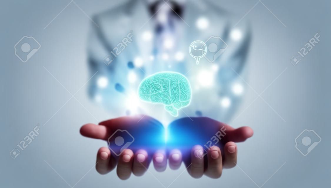 Homme d'affaires détenant l'icône du cerveau virtuel pour l'éducation, l'idée créative et pensante à l'entreprise de réussite de la solution.